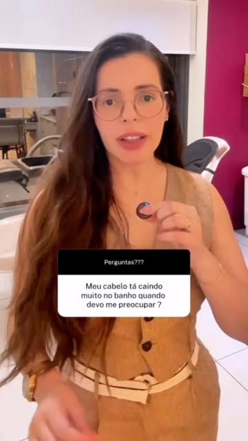Seu cabelo está caindo muito no banho e você já está em alerta? 🚿🚨

Calma! Perder alguns fios diar