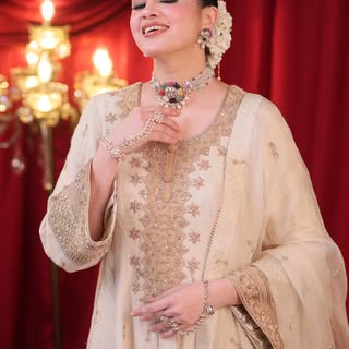 Every jewel tells a story, every smile completes it. 💎🤍

👗 - @harsimransarai_seattle
💎 - @bharat