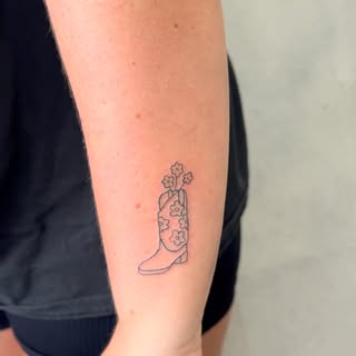 Cutie cowgirl boot that @smp_trinity did today. I am obsessed and need him to do this on me. 🤠

Boo