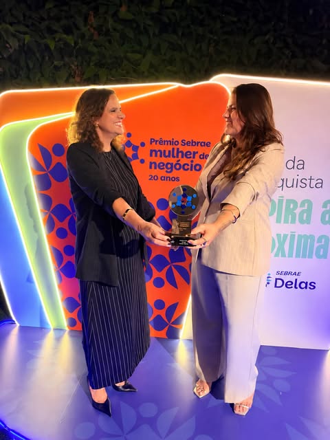Tem conquistas que carregam uma vida inteira dentro delas. ✨

Ontem, ver minha mãe recebendo o 3º lu