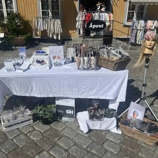 I dag står jeg på torget i Drøbak sammen med @glodhudpleie ☀️💃Mange gode tilbud, så kom innom da ve