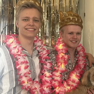 Gratulerer så mye med 20 år Sander og Oliver🥳🎉🇳🇴 Vi er så utrolig stolte av dere og gleder oss t
