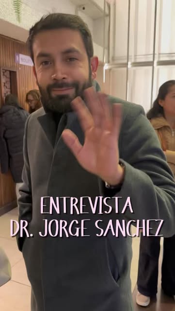 Una charla espontánea mientras esperábamos para entrar al teatro de la Casa de la Cultura en Cuenca,