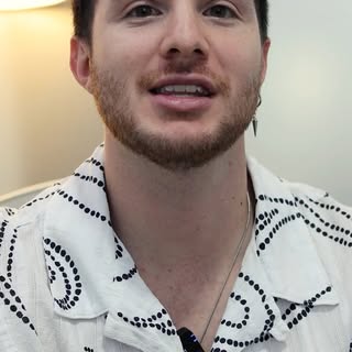 O Ariel escolheu a Faithful Hair Clinic após visitar várias clínicas! Foi o local que lhe transmitiu