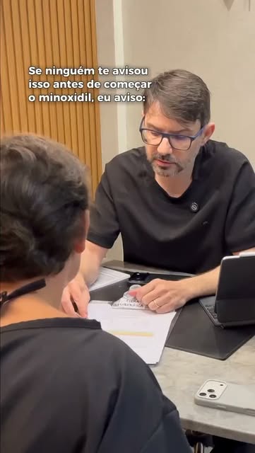 Sim, o minoxidil pode fazer seu cabelo cair mais no início. E não, isso não significa que deu errado