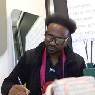 Nous avons effectué notre première greffe de cheveux avec le cher Tony chez Zeynep Metin. Un an s’es