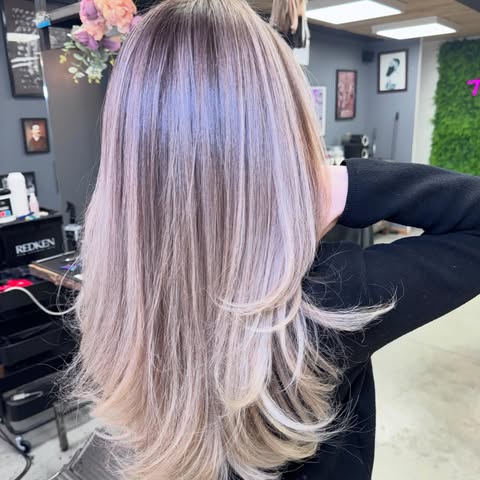 ✨ Blond lumineux ✨

Un balayage tout en douceur pour illuminer les longueurs et garder un effet natu