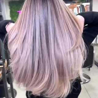 ✨ Blond lumineux ✨

Un balayage tout en douceur pour illuminer les longueurs et garder un effet natu