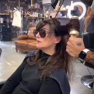 Le quotidien devient luxe… et le brushing, une œuvre ✨

Dans le miroir, la lumière danse sur une che
