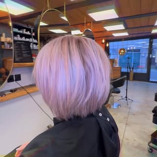Comme une caresse de lumière posée sur la matière… ✨

Aujourd’hui, révélation d’un blond froid, déli