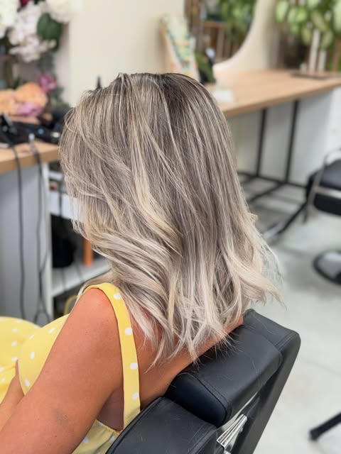 ✨ Coiffure de mariage ✨

D’un blond lumineux à une coiffure bohème et romantique 🤍
Une longue tress