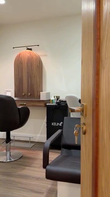 Here’s what happens when you book a consultation at our Hair Loss Rehab🤍

We offer a range of bespo