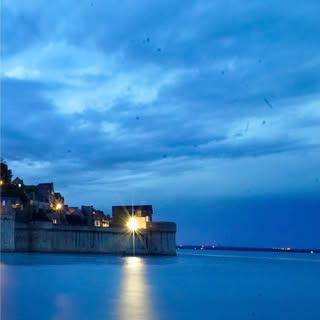 Mont Saint Michel เป็นหนึ่งในสถานที่ที่ทั้งสวยและมีประวัติศาสต์น่าสนุกมากครับ. เป็น โบสถ์-ปราสาท-ป้อ
