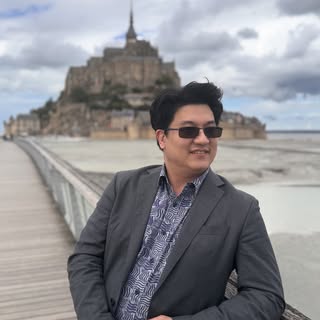 Mont-Saint-Michel เป็น โบสถ์ที่เป็นที่สถิตของ  เซนต์มิคาเอล  ซึ่งเป็น Archangels เป็นที่เป็นแม่ทัพให