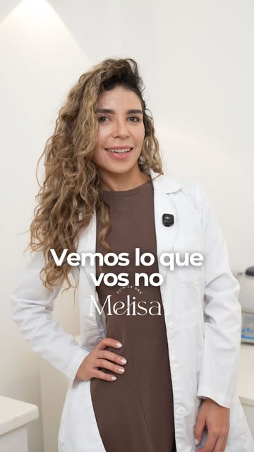 Venís a consulta pensando que solo vamos a revisar tu cuero cabelludo…
Pero estamos observando mucho