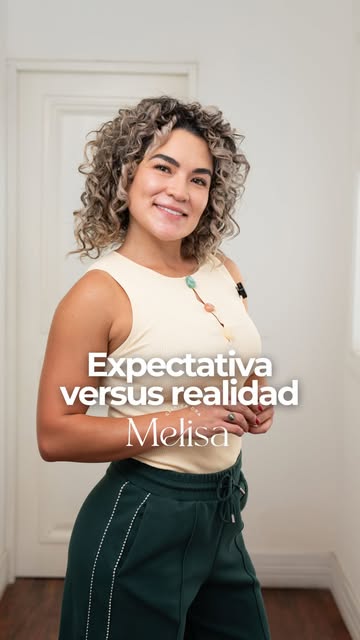 Llegás a consulta con una pregunta muy concreta:
“Doctora, ¿por qué se me está cayendo el cabello?”
