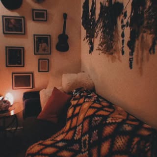There's a vibe in this room when the lights are turned low and the reiki energy is flowing. 

It's b