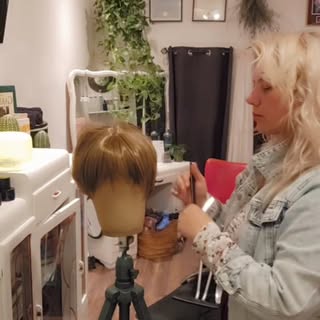 Just like we (hairdressers) often do, using the mirror to see balance and shape, I noticed while mak