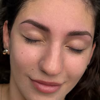 ✨ 𝗖𝗼𝗺𝗯𝗼 𝗕𝗿𝗼𝘄𝘀 ✨

Le meilleur des deux techniques réunies.

Le Combo Brow combine la techni