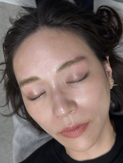 お客様のオーダーは、フサフサのボサ眉♡
直線を意識した明るめの毛並みを組み立てて仕上げました🙋‍♀️
#アートメイク
#フサフサ眉毛になりたい