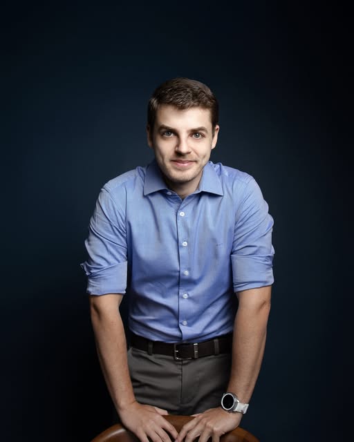 Retratos profissionais do Dr. Alex Goldbach, comunicando expertise com naturalidade.