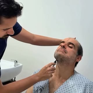 O segredo de um transplante capilar imperceptível começa na ponta do marcador. 📐✍️

A linha frontal