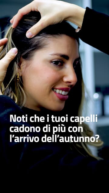 Noti che i tuoi capelli cadono di più con l’arrivo dell’autunno? Potrebbe trattarsi di caduta stagio