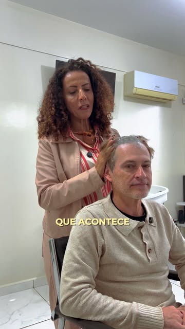 Muita gente acredita que assumir os fios grisalhos faz a aparência envelhecer, mas o que realmente c