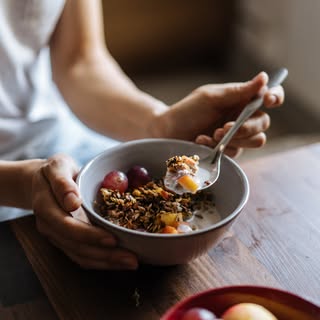 What’s on your plate affects what’s on your head! 🥗 Here are the top foods to boost hair growth and