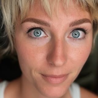 Sunday softness, up close. (Swipe)
Nano Hybrid Brows are where fine detail meets effortless beauty —