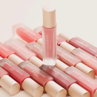 Revitalize your lips with the doctor led lip treatment. Infused with potent actives, naturally deriv