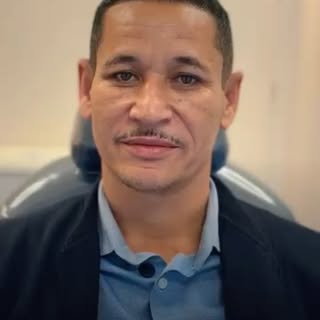 O Adnael sempre brincava que, por ter pouco cabelo, acabava virando ‘referência’: O carequinha.

E q