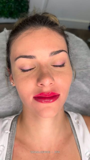 A full face of permanent makeup — brows, eyeliner + Lip Blush. ✨

The benefit? Soft definition is al