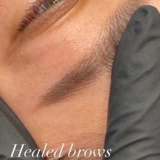 Nano hair stroke brows — 6 weeks healed after the first session. Very natural, crisp, and realistic 