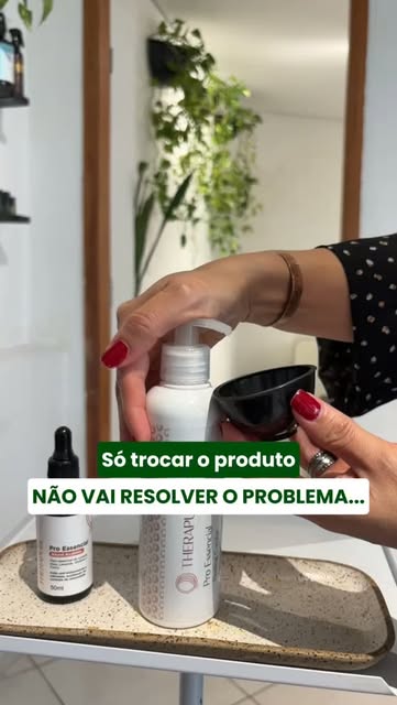 Não é só trocar de produto que vai resolver o problema. 

Quando o cabelo apresenta alguma alteração