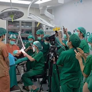 This is how the Live surgery workshop goes on.
Long hair FUE for female hairline correction surgery 