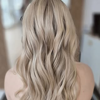 ​Repairing hair at the molecular level. 🧬✨
​To achieve this level of luminous blonde while maintain