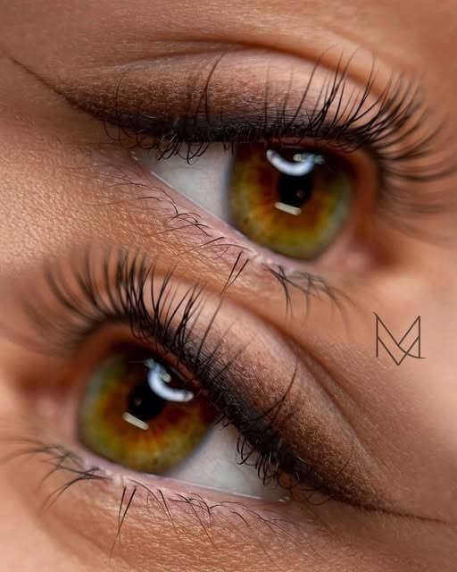EYELINER SFUMATO🍂
Toni caldi e avvolgenti per i tuoi occhi: l’eleganza sobria di uno sguardo che pa