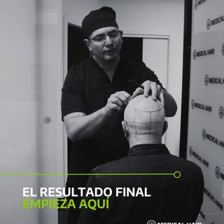 Antes del injerto, el doctor y el paciente trabajan juntos en el diseño: naturalidad, forma y simetr