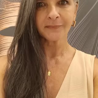Hoje eu voltei.

Voltei ao trabalho, à rotina, às conversas, aos compromissos…
Mas a verdade é que u