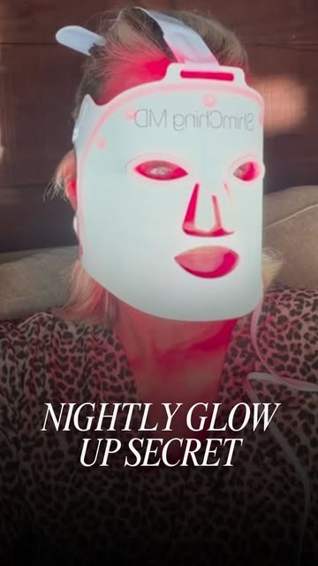 Nightly glow-up, courtesy of the ShimChing MD LED Mask. 

@mimiknowsmakeup is using our red light mo