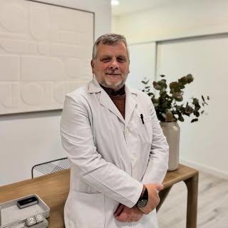Hola, soy el Dr. Néstor Arbillaga y quiero daros la bienvenida a este espacio profesional.

Soy médi