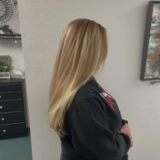 Balayage by Jocy
Customized hand-painted color for effortless grow-out.