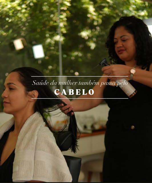 Quando falamos em saúde feminina, normalmente pensamos em exames e alimentação. 

Mas o cabelo també