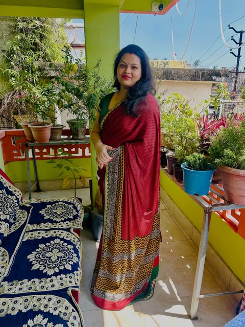 🪷 Puja vibes, peaceful mind & that festive glow ✨
Clear skin, a beautiful saree, and a little sunsh