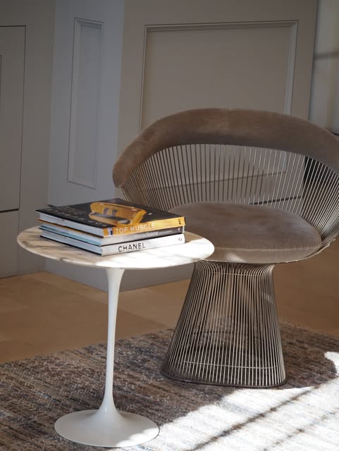 Spring has found its favourite corner at our Sydney clinic. 😊

A little sunshine, a few good reads,