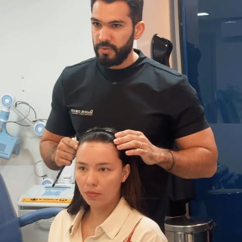 Ela tomou uma decisão que muitas mulheres adiam por anos. 🤍

O medo de raspar o cabelo, de mudar a 