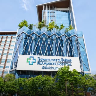 🏥 เพราะการดูแลเส้นผม…ควรเริ่มต้นจากสถานที่ที่คุณไว้วางใจได้
หลายคนเลือกคลินิกจากรีวิว แต่สิ่งที่สำค