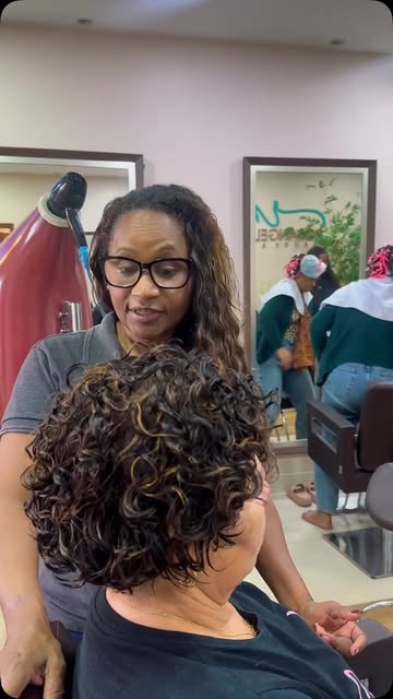 Você já achou que seu cabelo precisa de intervenção química? 

Saiba que dentro da avaliação isso é 