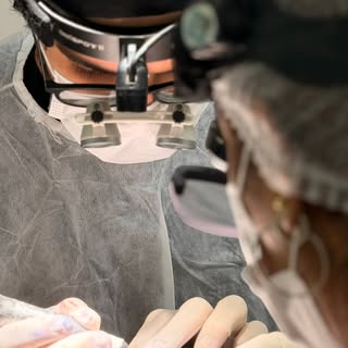 Precisão em cada fio.

O transplante capilar não é só sobre quantidade. É sobre planejar onde cada f